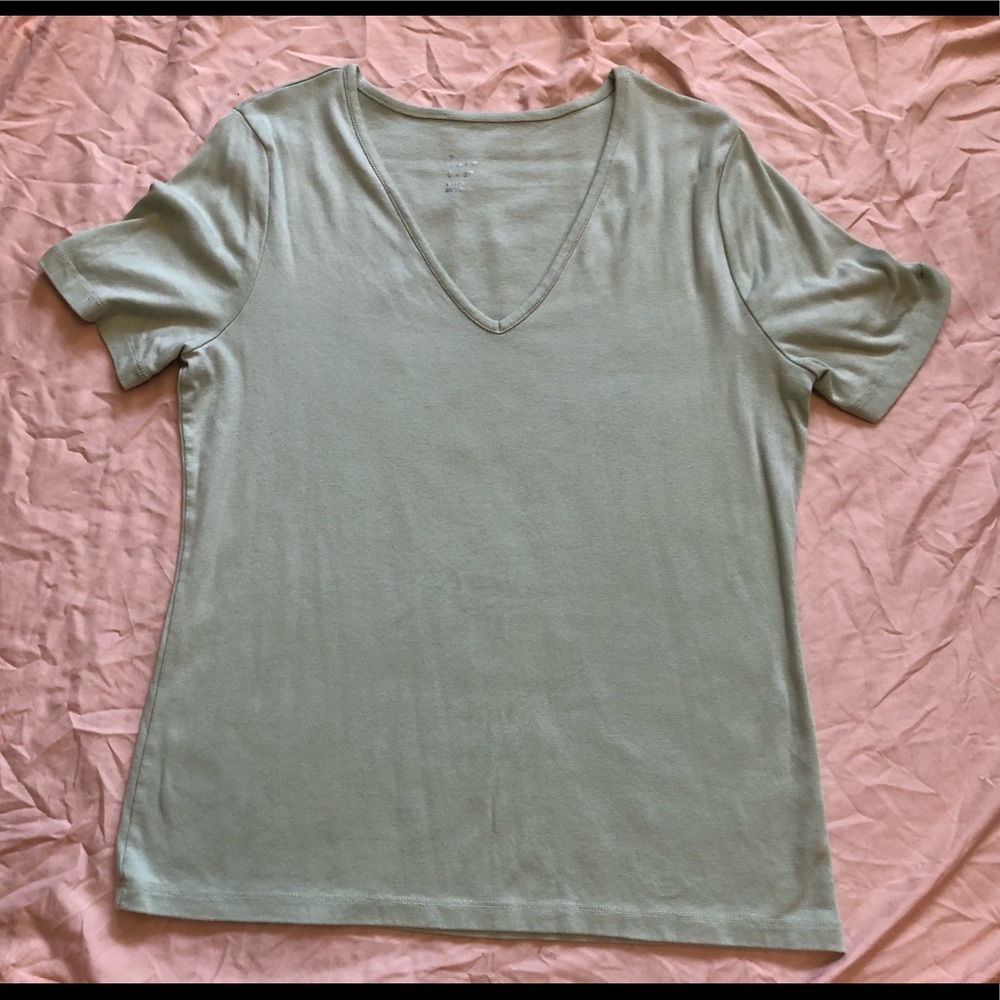 🍄 mint v neck tshirt